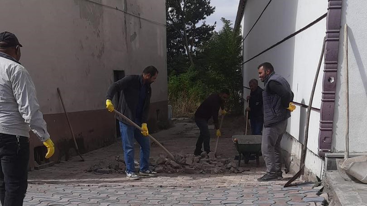 Arpaçay’da kaldırımlar kilitparke taş döşeniyor
