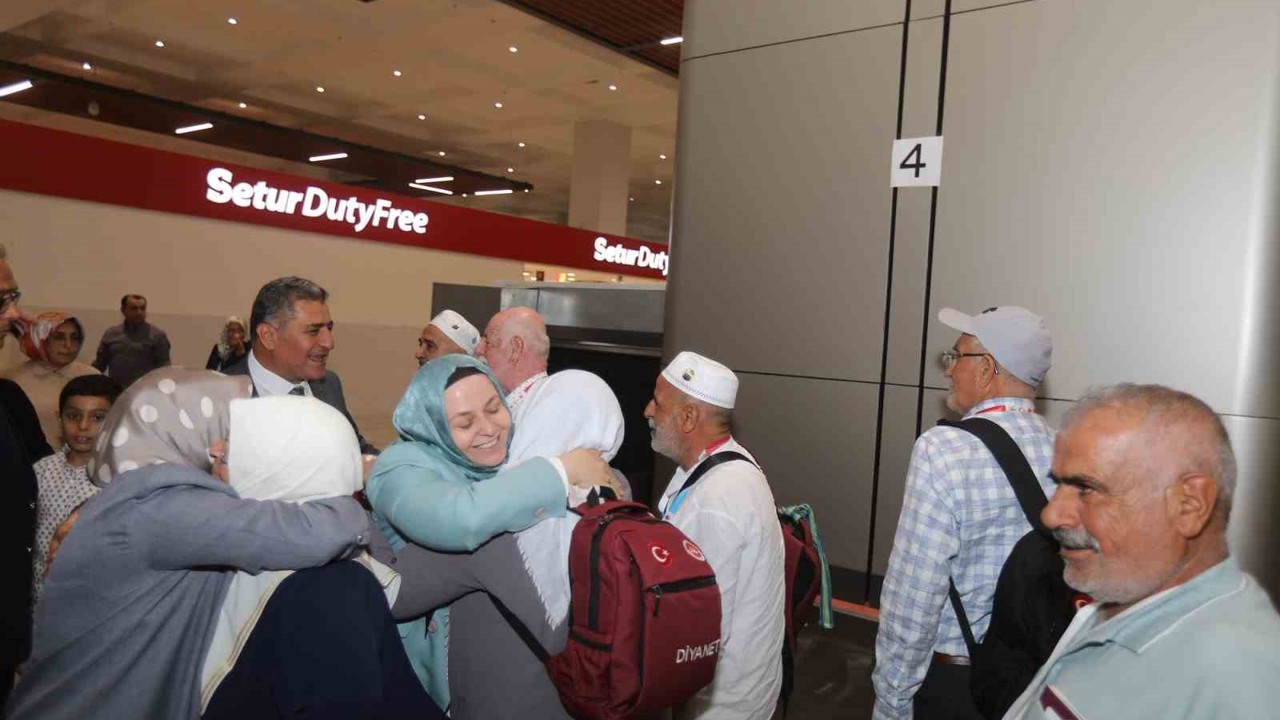 Umrelerini tamamlayan 300 kişilik ilk kafile yurda döndü
