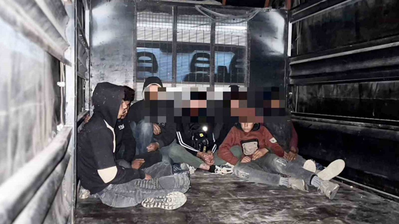 Kamyonet kasasında taşınan 8 göçmen yakalandı
