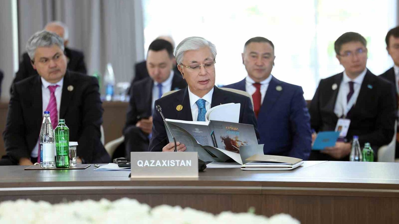 Türkiye, TDT Zirvesi’nde liderlere Cengiz Aytmatov’un ortak alfabe ile yazılan kitabını hediye etti

