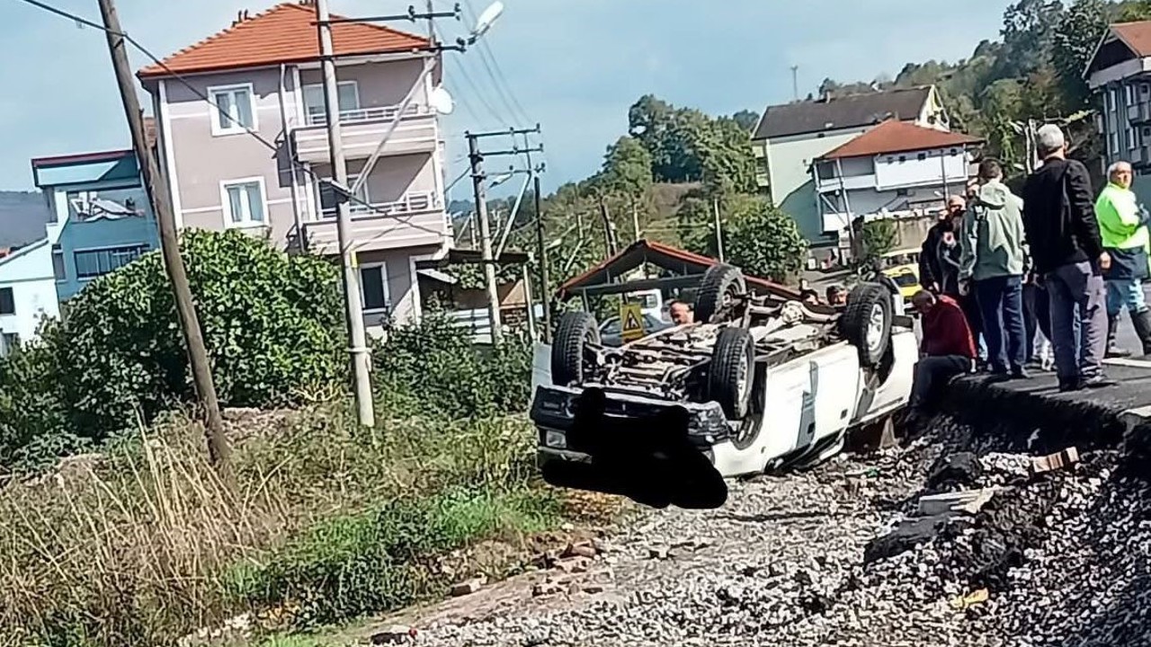 Zonguldak’ta İl Özel İdare aracı bahçeye uçtu; 1 yaralı
