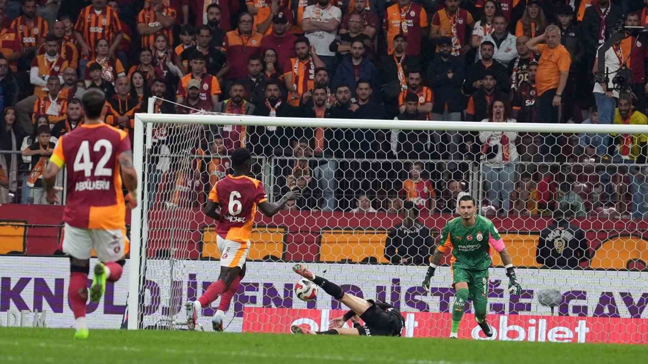Davinson Sanchez kırmızı kart gördü
