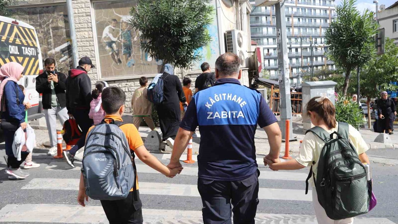 Kağıthane’de çocukların güvenliği için okul önlerinde denetimler sıklaştırıldı
