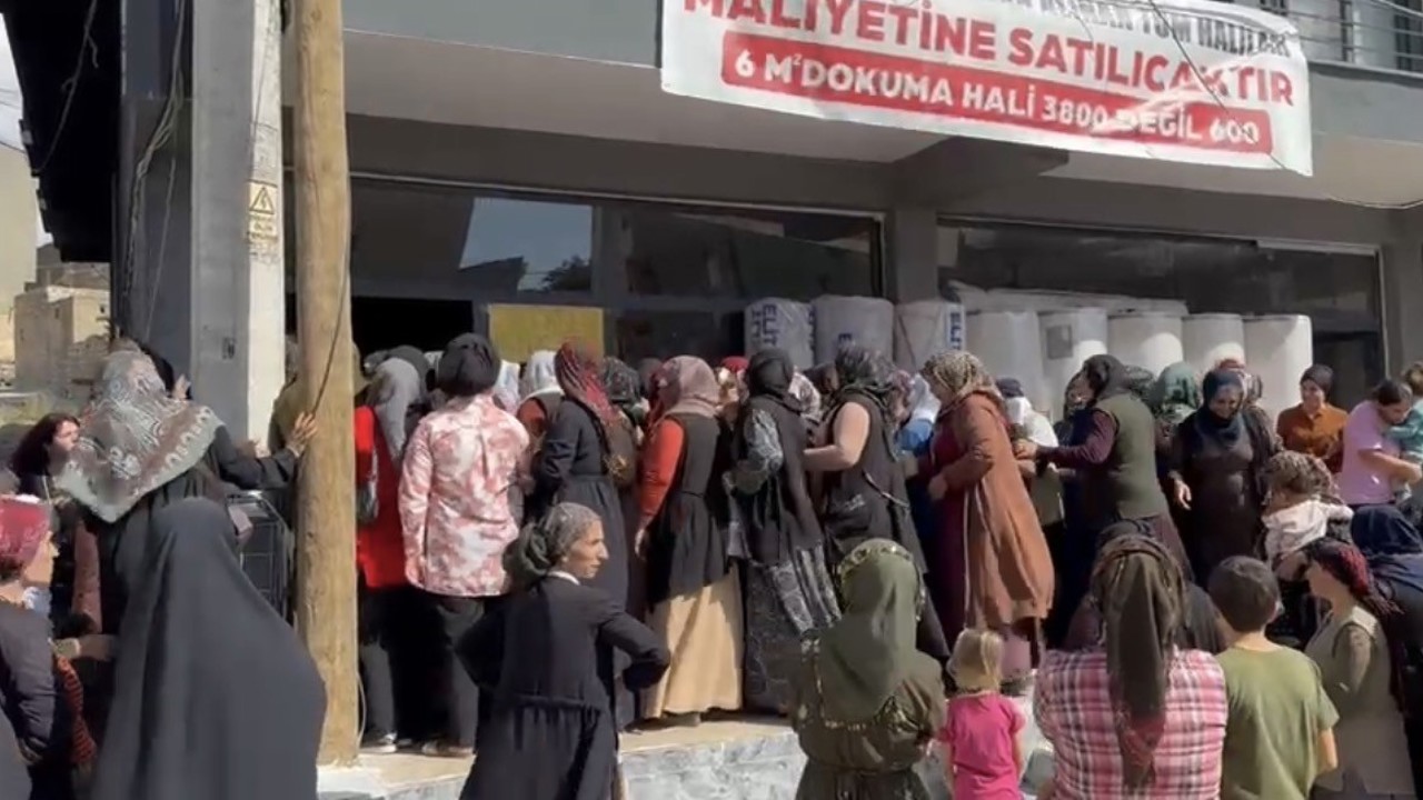 Mardin’de halı mağazasında indirim izdihama neden oldu
