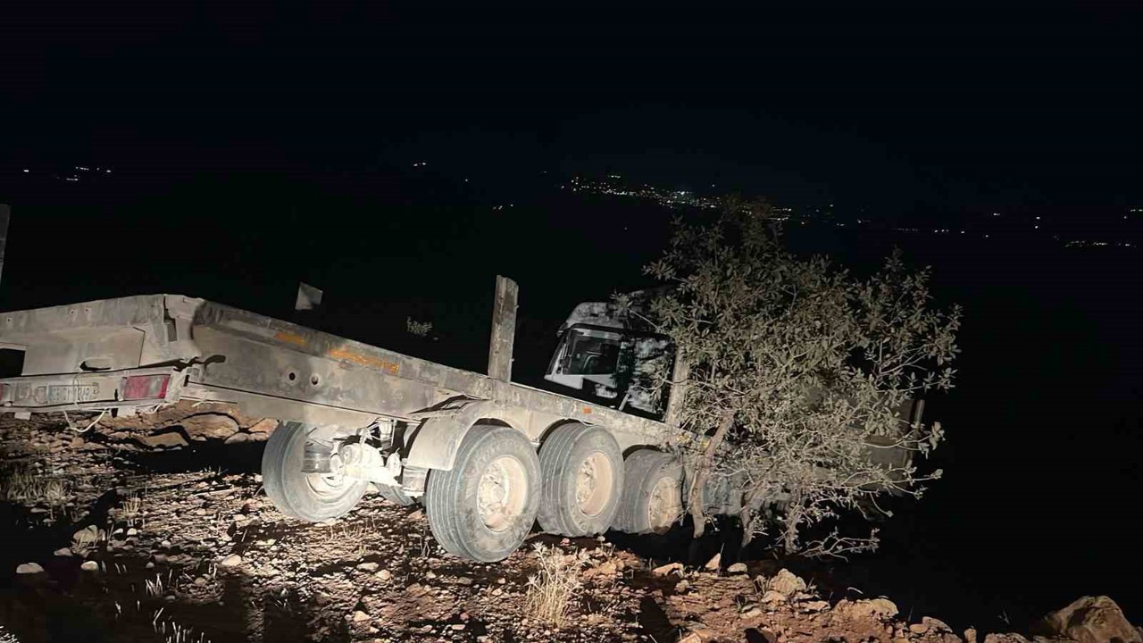 Şırnak’ta tır şarampole yuvarlandı: 1 ölü
