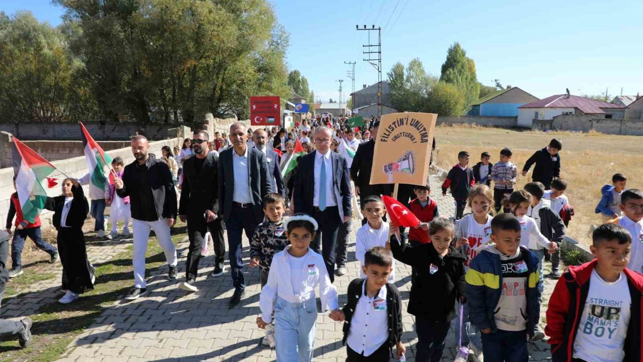Ağrılı öğrenciler, Gazze’deki ihtiyaç sahipleri için hayır panayırı düzenledi
