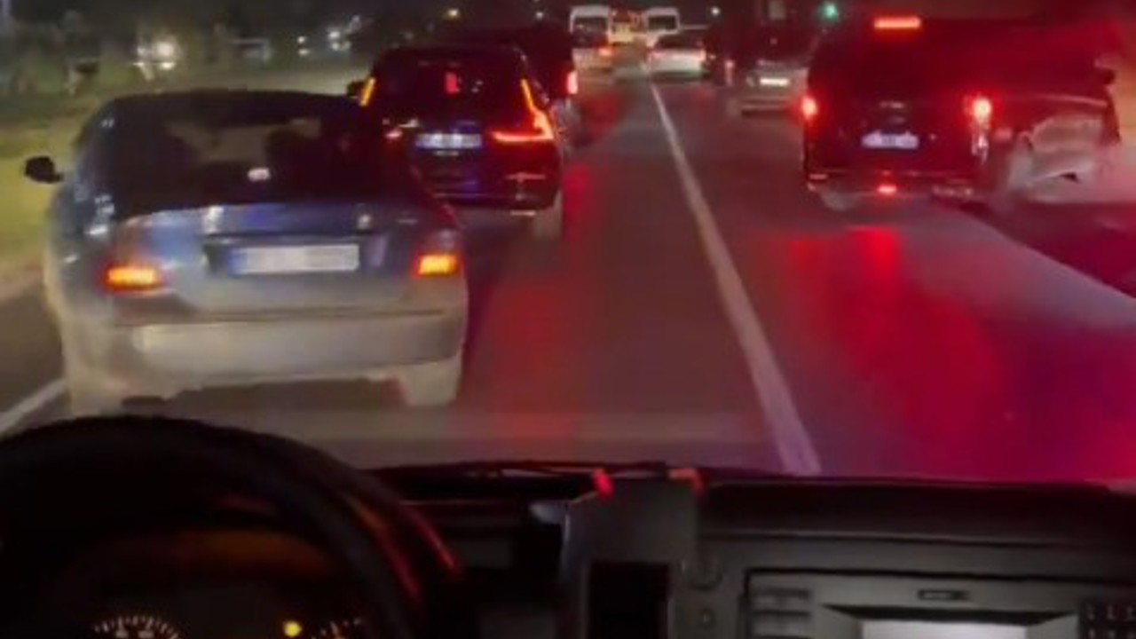 Fermuar sistemiyle ambulansa yol verilmesi sosyal medyada gündem oldu
