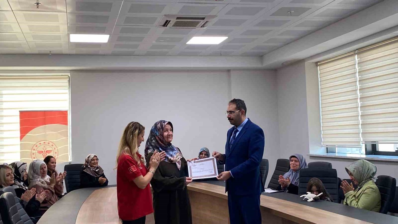 60 yaşında ilk yardım sertifikası aldı
