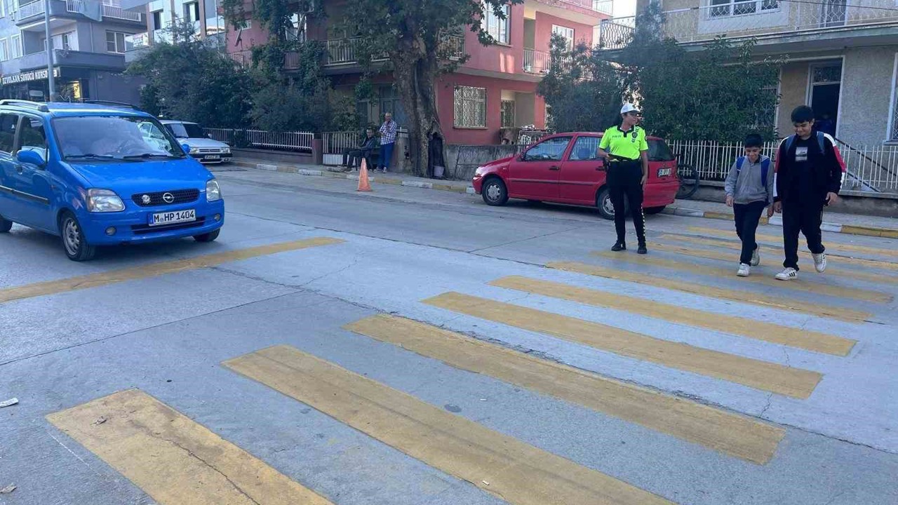 Alaşehir’de öğrenciler polis ve bekçilerle güvende

