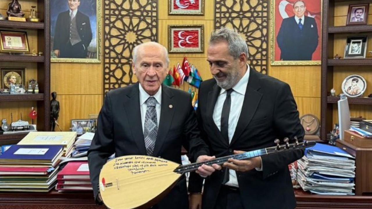 Sanatçı Yavuz Bingöl, MHP Lideri Bahçeli’ye bağlama hediye etti
