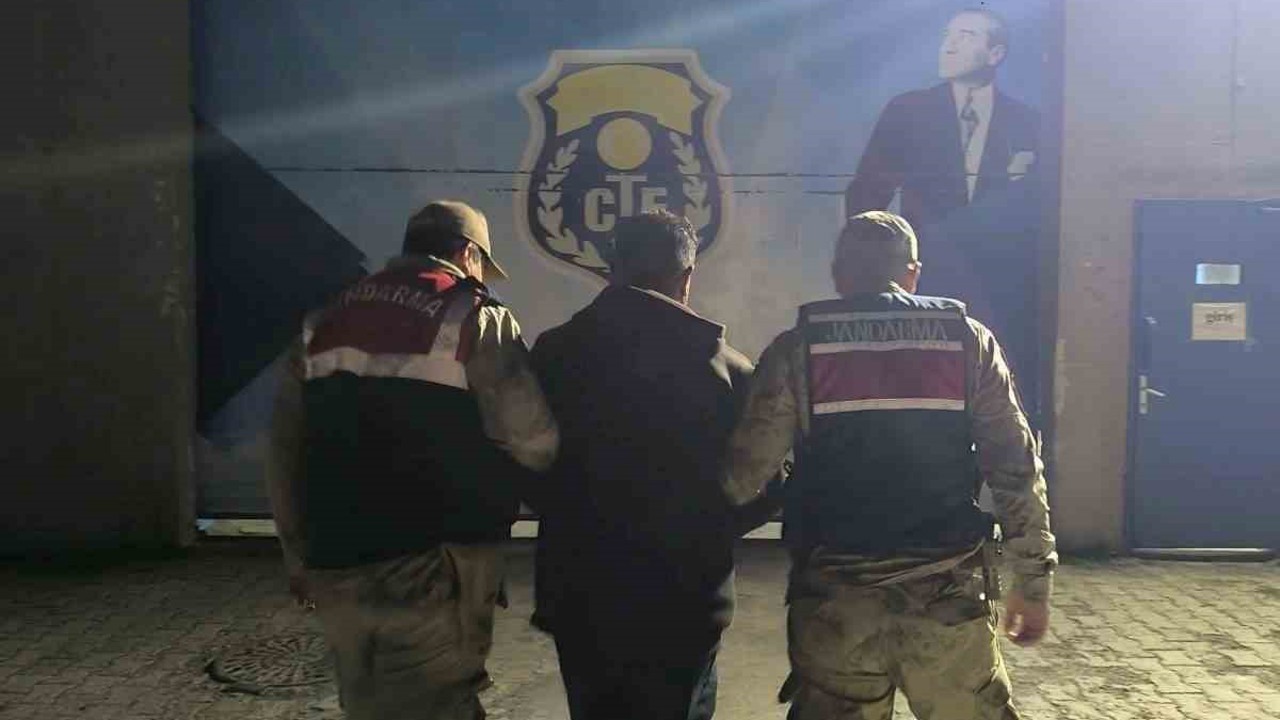 Dolandırıcılıktan aranıyordu Kars’ta jandarma yakaladı
