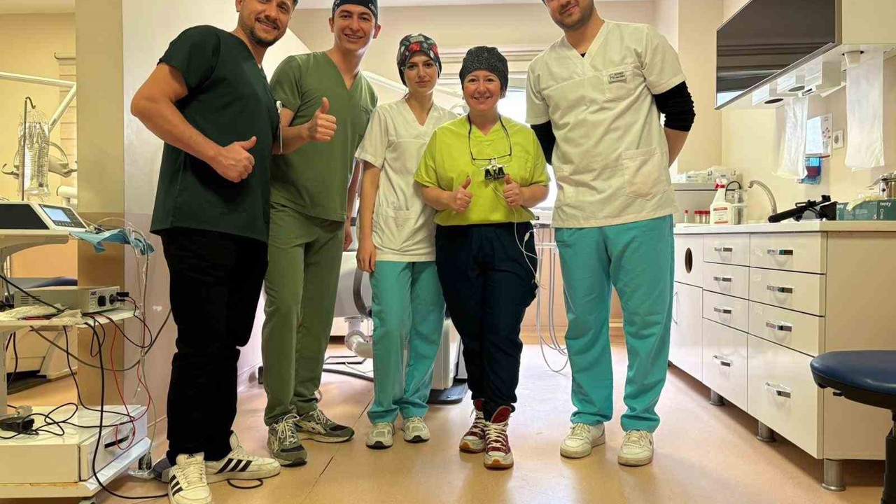 Karabük’te 16 yaşındaki hastaya doğal diş nakli yapıldı
