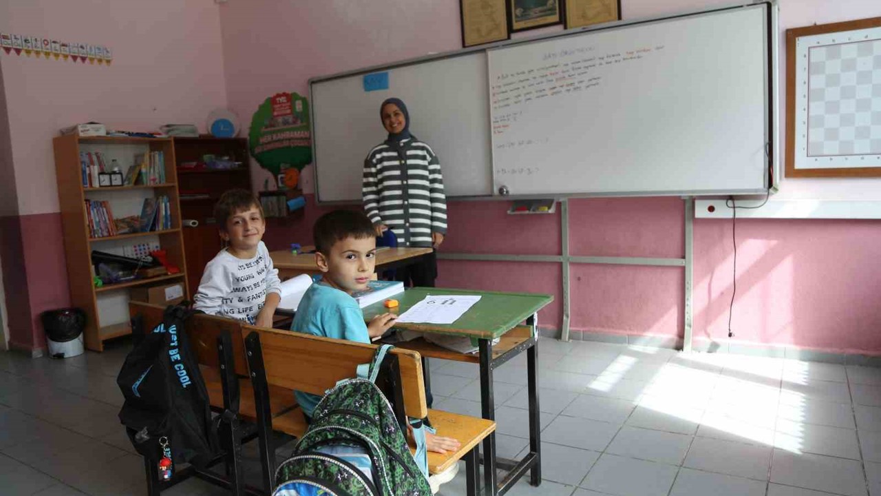 Artvin’de köy okulunda 5 öğrenci 2 öğretmenle eğitim devam ediyor
