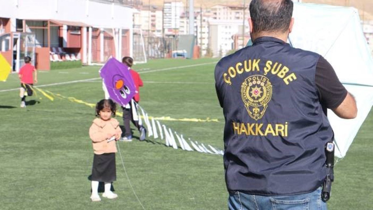 Hakkari polisinden çocuklar için uçurtma şenliği düzenlendi

