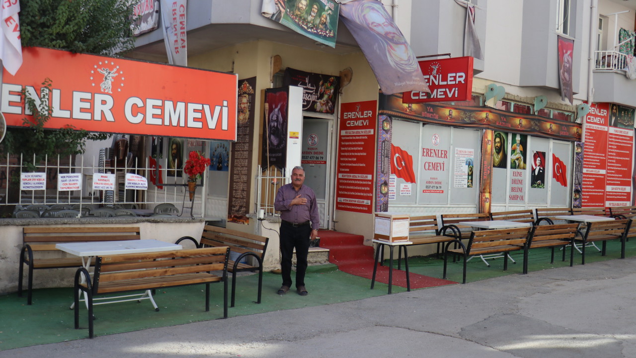 Cemevinde Müze Gibi Şark Köşesi: 900 Parça Otantik Eşya Ziyaretçileri Geçmişe Götürüyor