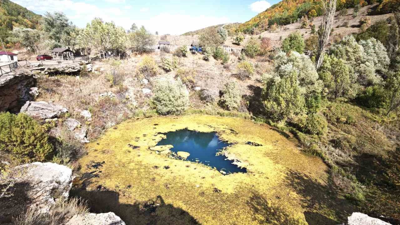 Timsah gözü hazan güzelliğiyle büyülüyor
