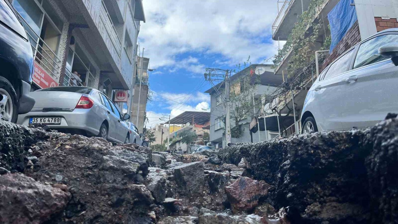 İzmir’deki sağanak bozuk yolları dere yatağına çevirdi
