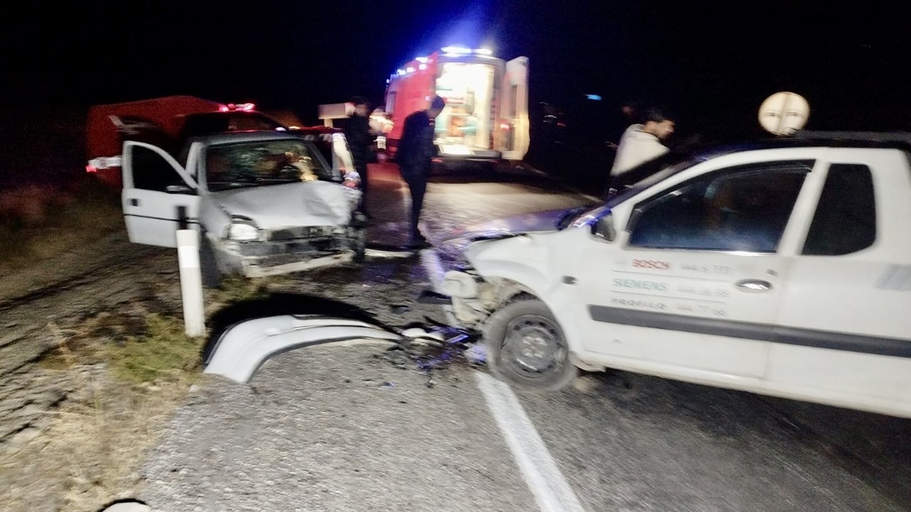 Arguvan Yolunda Kafa Kafaya Çarpışma: 2 Yaralı