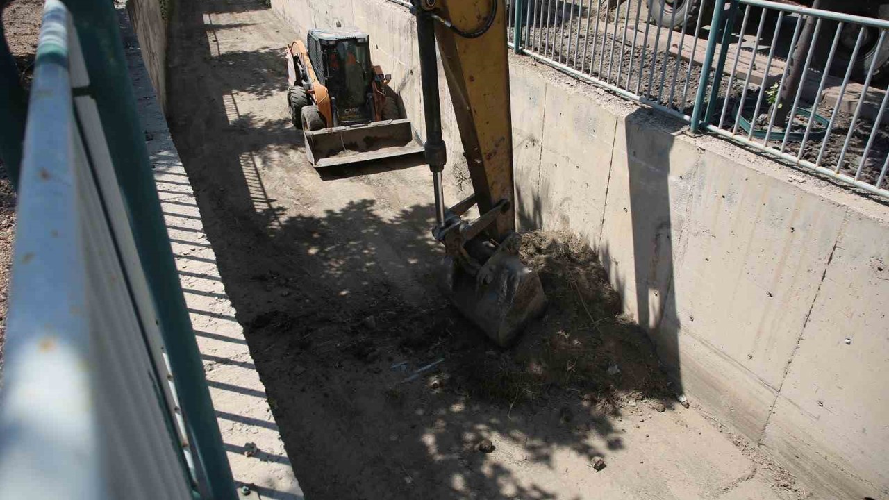 Melikgazi’de taşkın su kanalları temizleniyor
