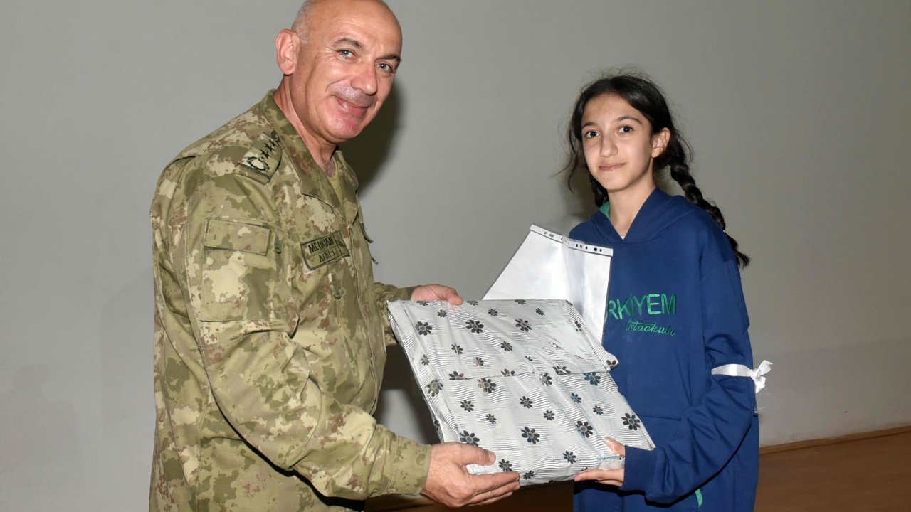 “Mehmetçik” Temalı Şiir Yarışmasında Dereceye Giren Öğrencilere Ödülleri Verildi