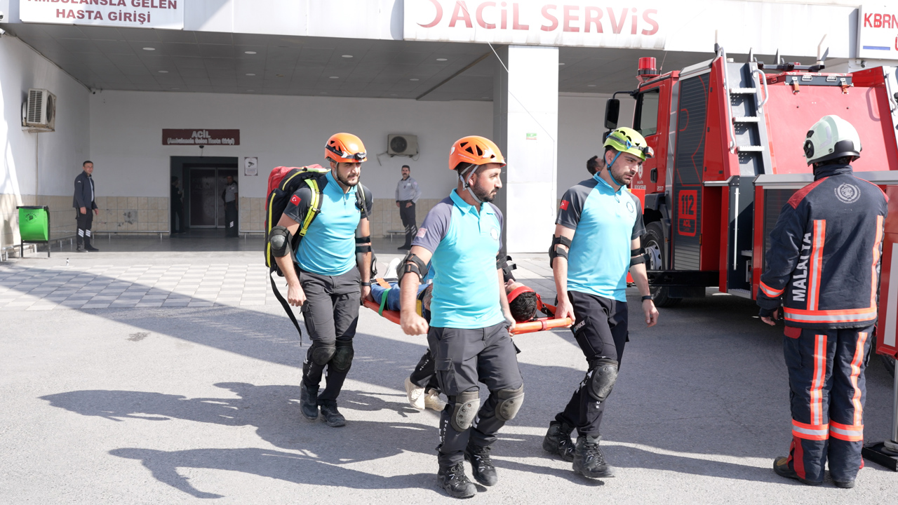 Malatya Eğitim Ve Araştırma Hastanesi’nde Gerçeğini Aratmayan Yangın Tatbikatı