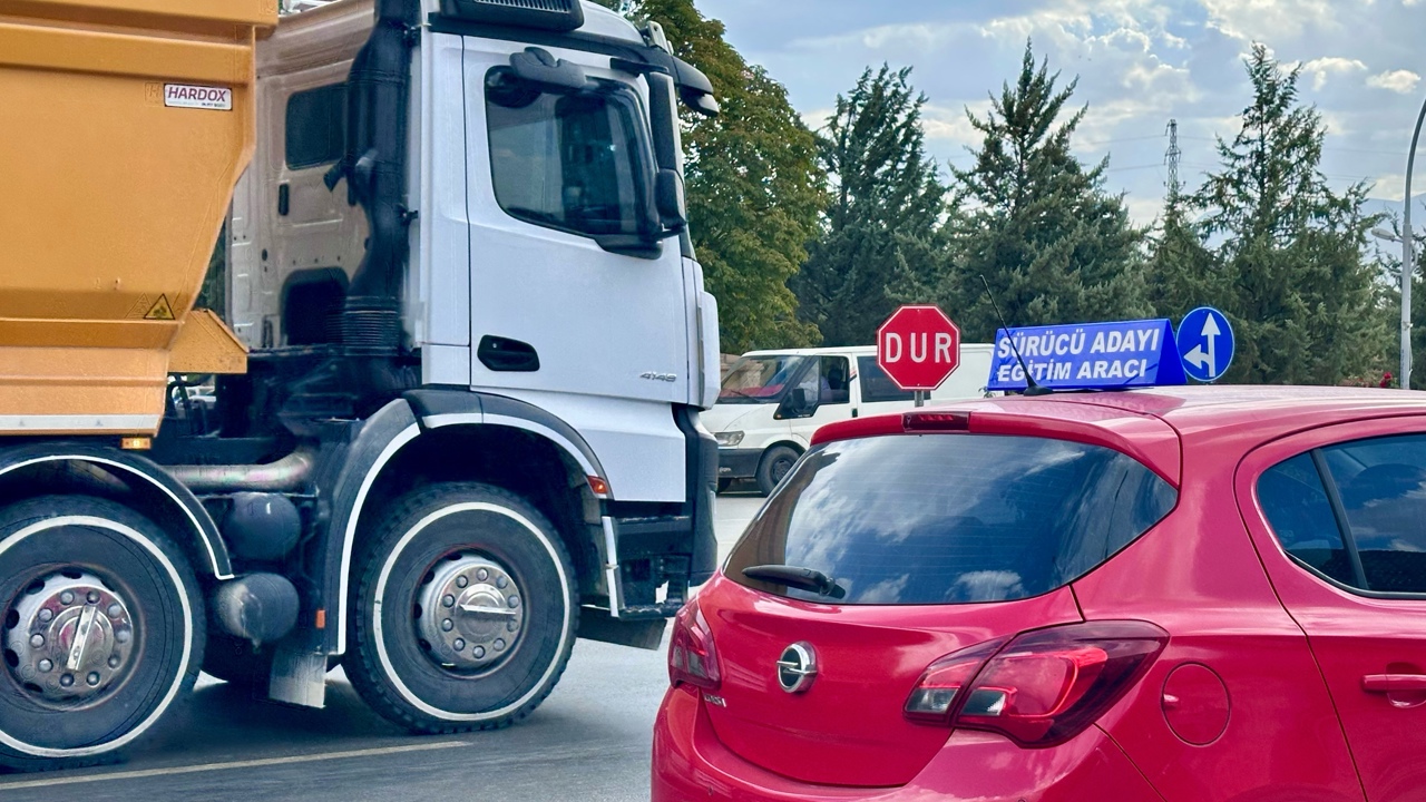 Şehir Mezarlığı Yolu Sürücü Adayları İçin Tehlike Alanına Döndü