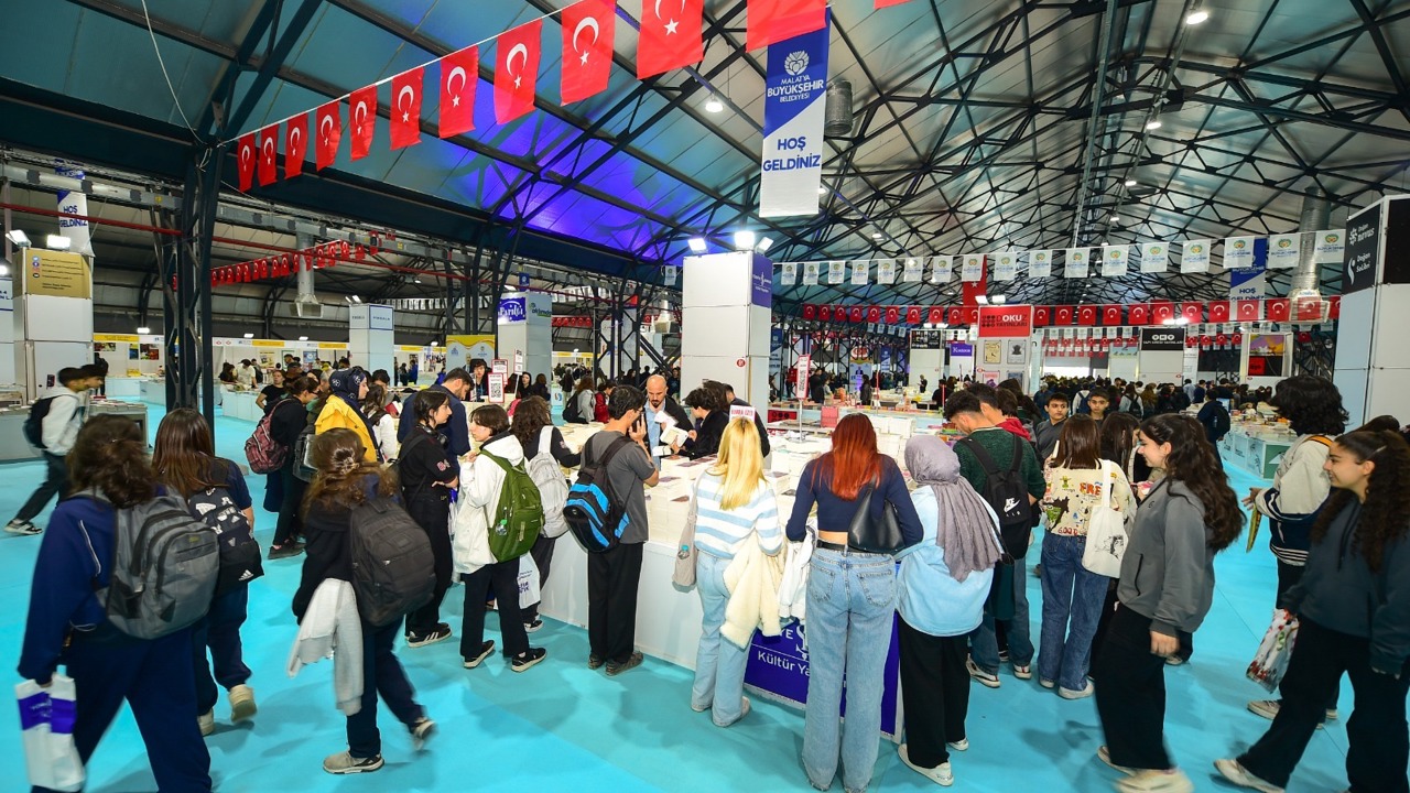 Başkan Er, Kitap Fuarında Yazarlarla Buluştu