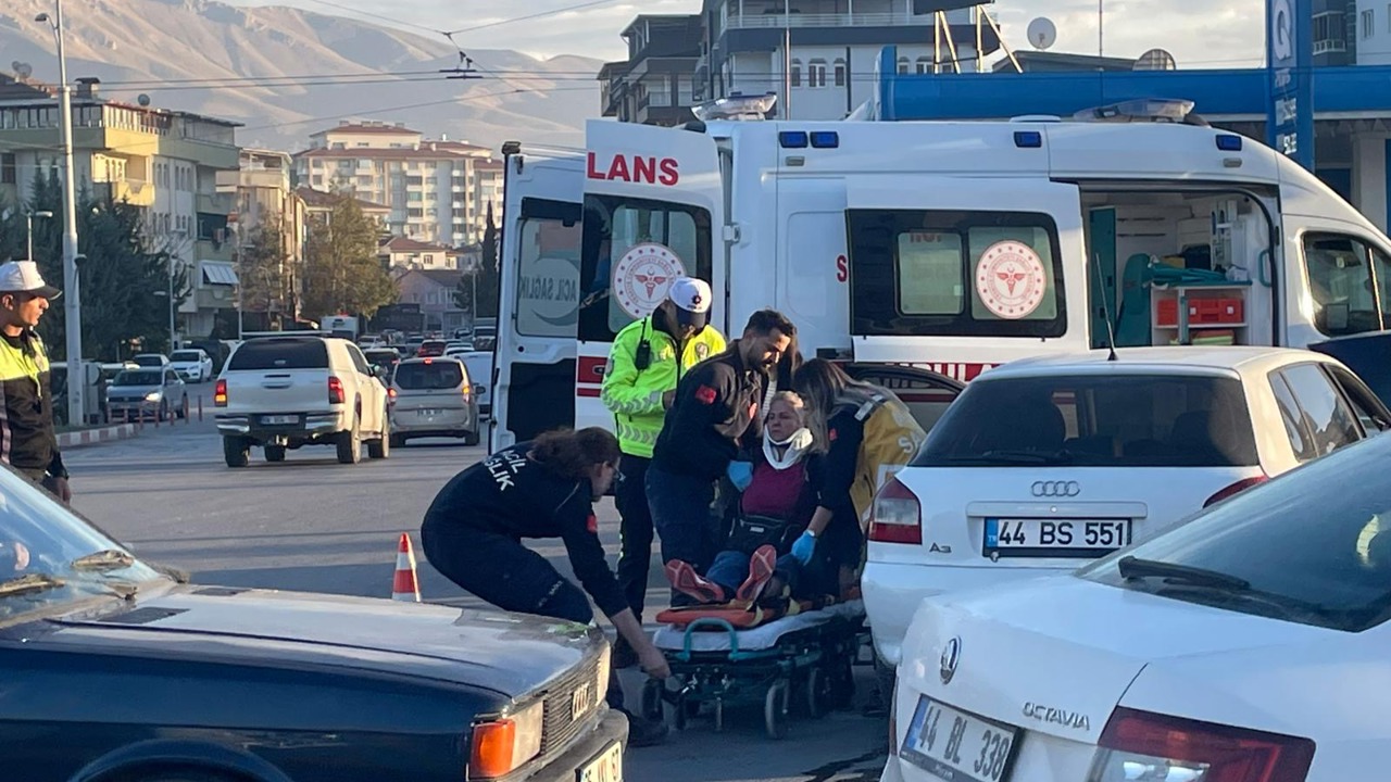 Viraj Kavşağında Dikkatsizlik Kazaya Neden Oldu, 1 Yaralı
