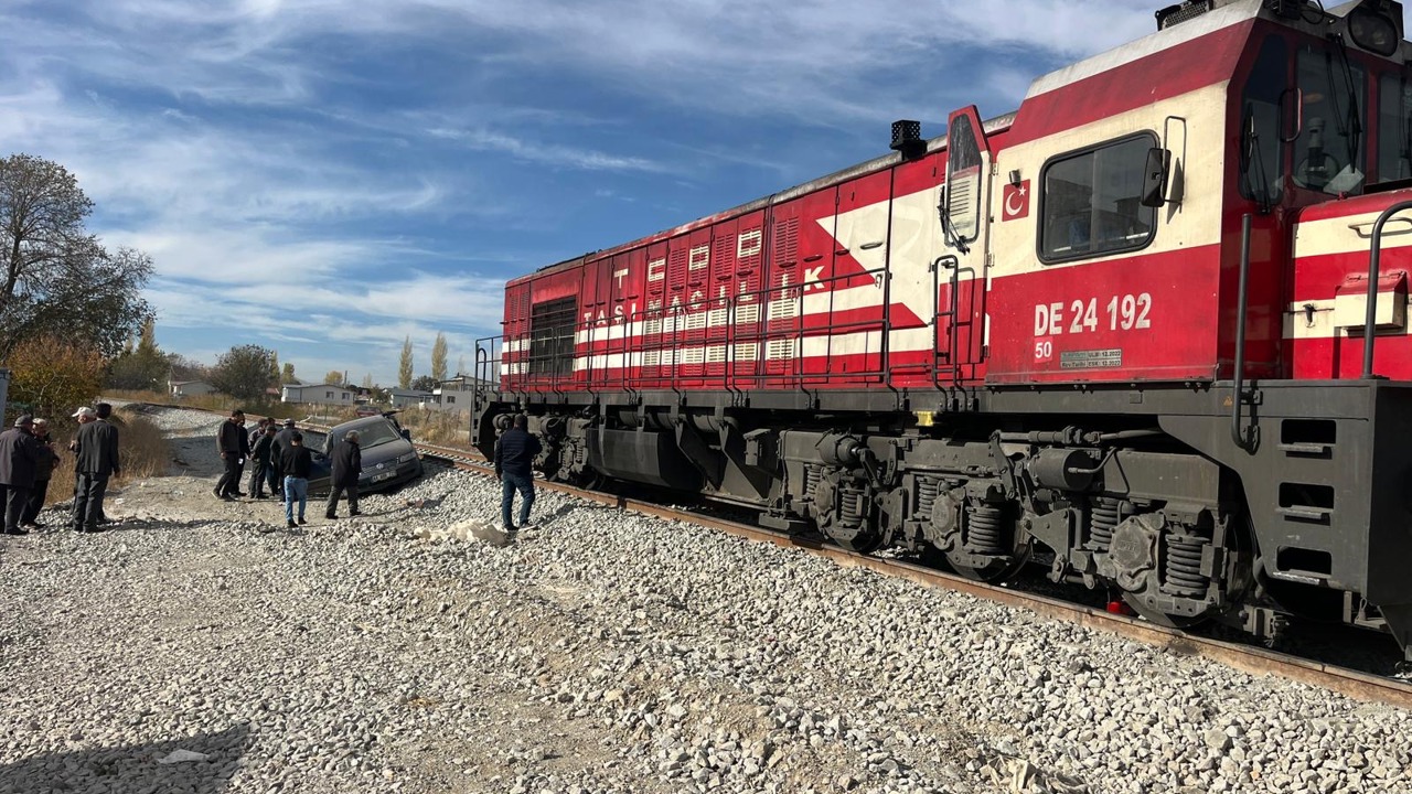 Doğanşehir’de Hemzemin Geçitte Kaza: Tren Otomobile Çarptı