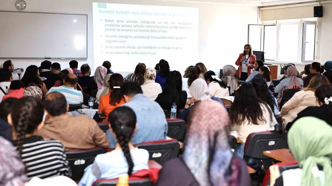 ERÜ Hastaneleri’nde Anne Sütü ve Tamamlayıcı Beslenme Eğitimi düzenlendi
