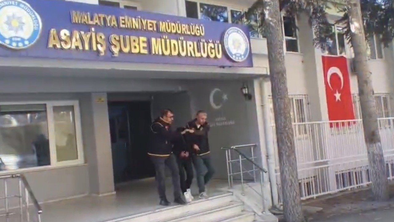 Polis Kılığına Girip 430 Bin Liralık Dolandırıcılık Yapan Şüpheli Suçüstü Yakalandı