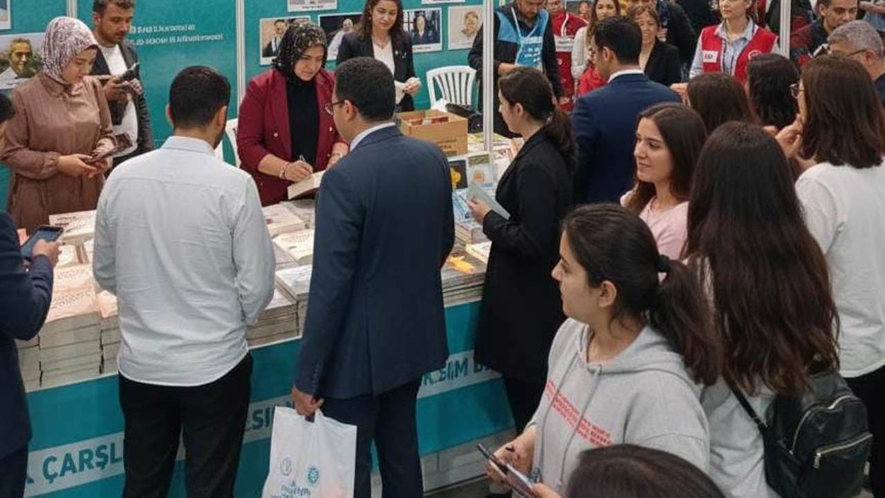 Gül Kaçar’ın “Unutulmuş Ruhlar Ülkesi” İmza Gününe Yoğun İlgi