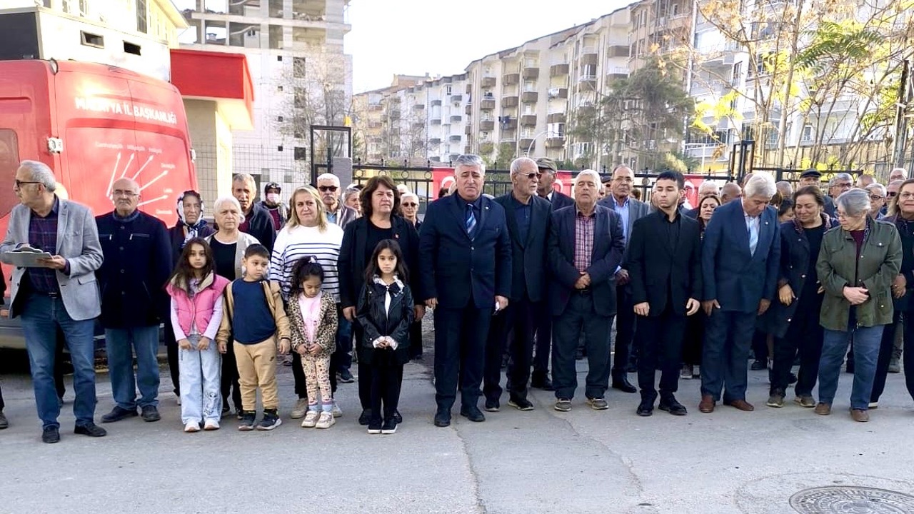 CHP İlçe Teşkilatları 10 Kasım’da Okul Önlerinde Ata’yı Andı