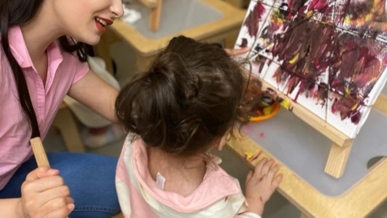 Karşıyaka’nın sanatçı öğretmeni, çocuklara sevgiyi, tuvale hayali işliyor
