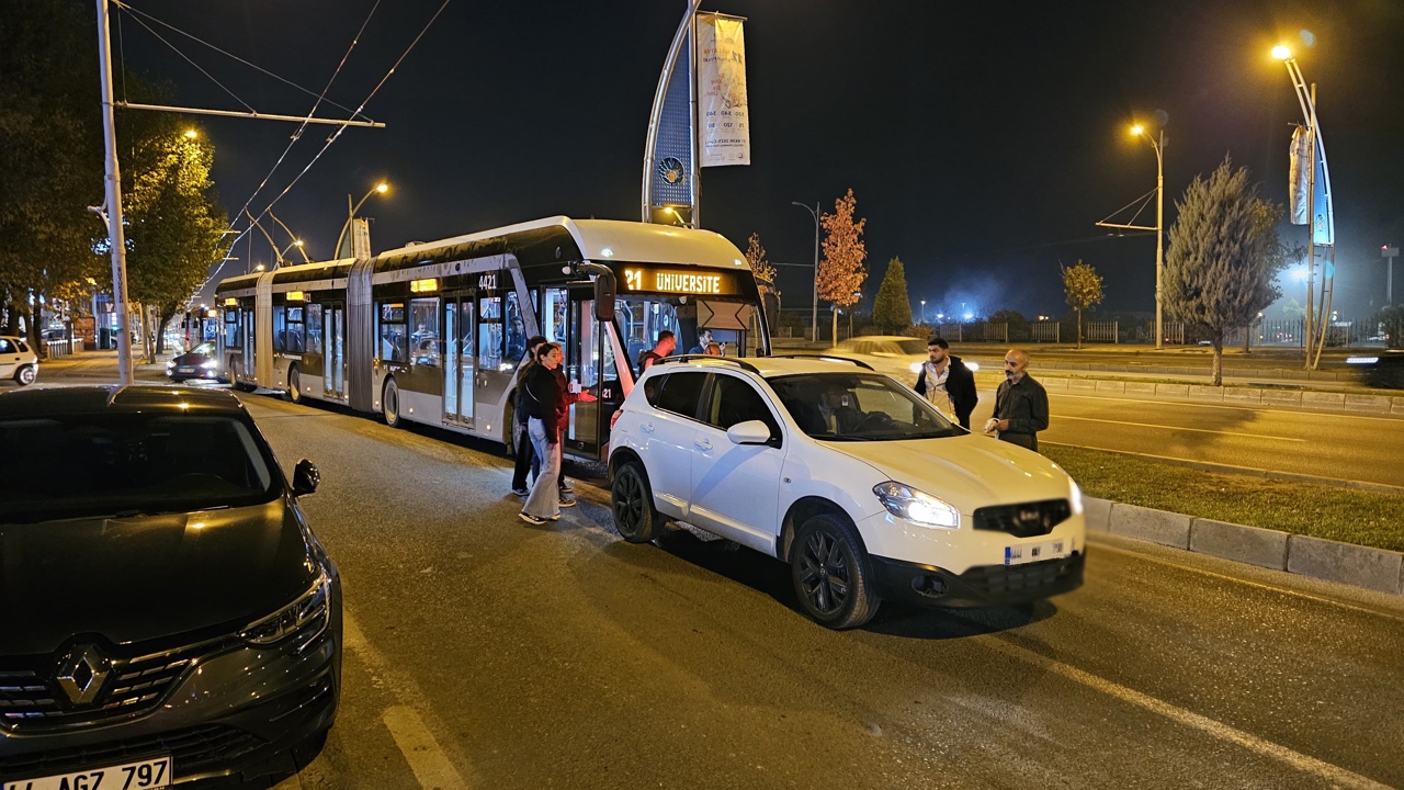 Malatya’da Trambüsün Önünü Kesip Trafiği Engelledi