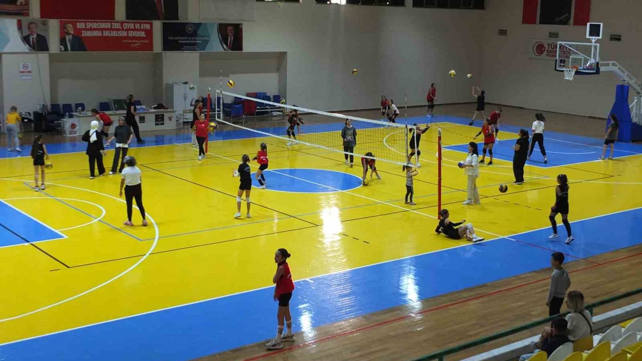 Burhaniye’de ’Annemle Voleybol Oynuyorum’ turnuvası başladı
