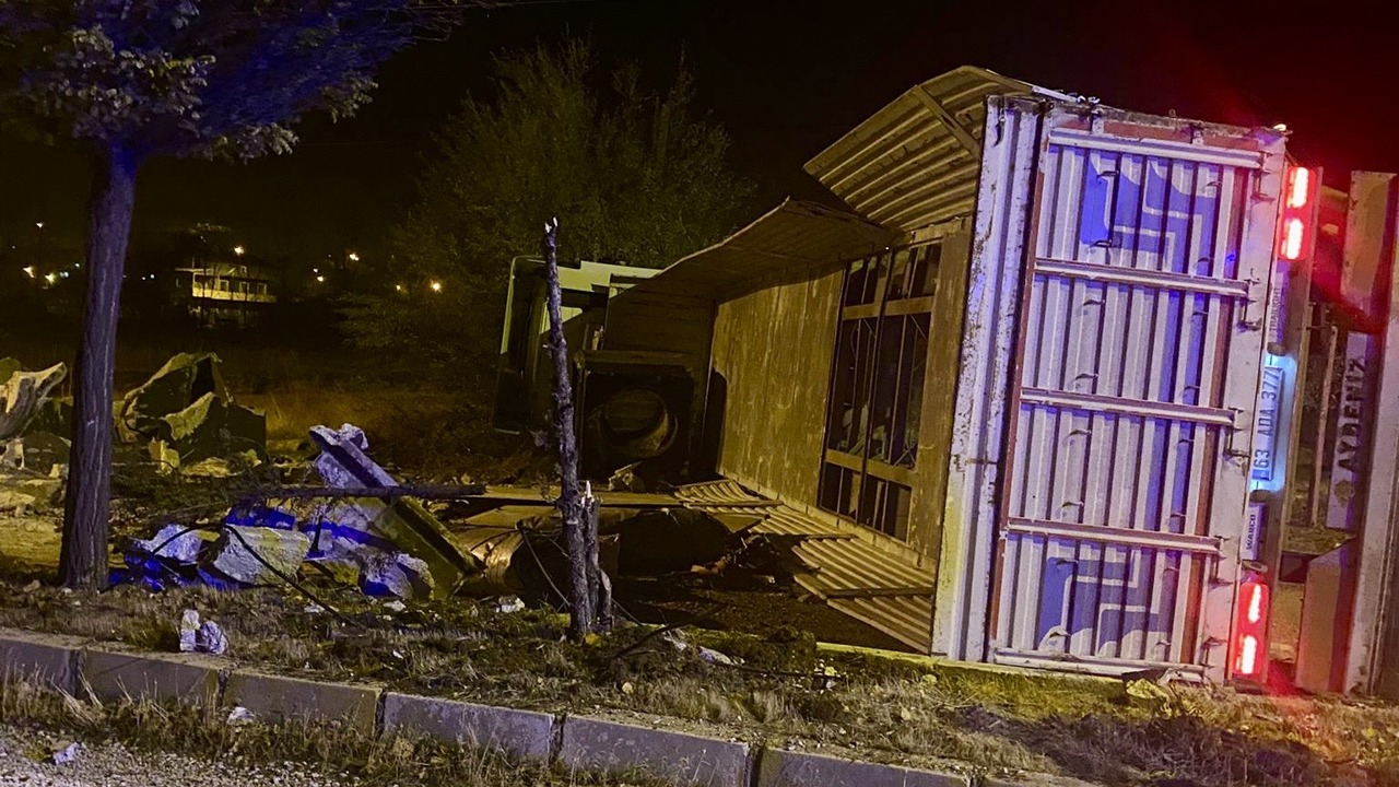 Tır Devrilmesi Nedeniyle Ulaşım Aksadı