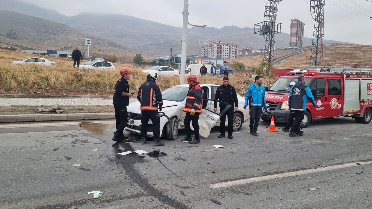 Malatya Elazığ Karayolunda İki Otomobil Çarpıştı: 2 Yaralı