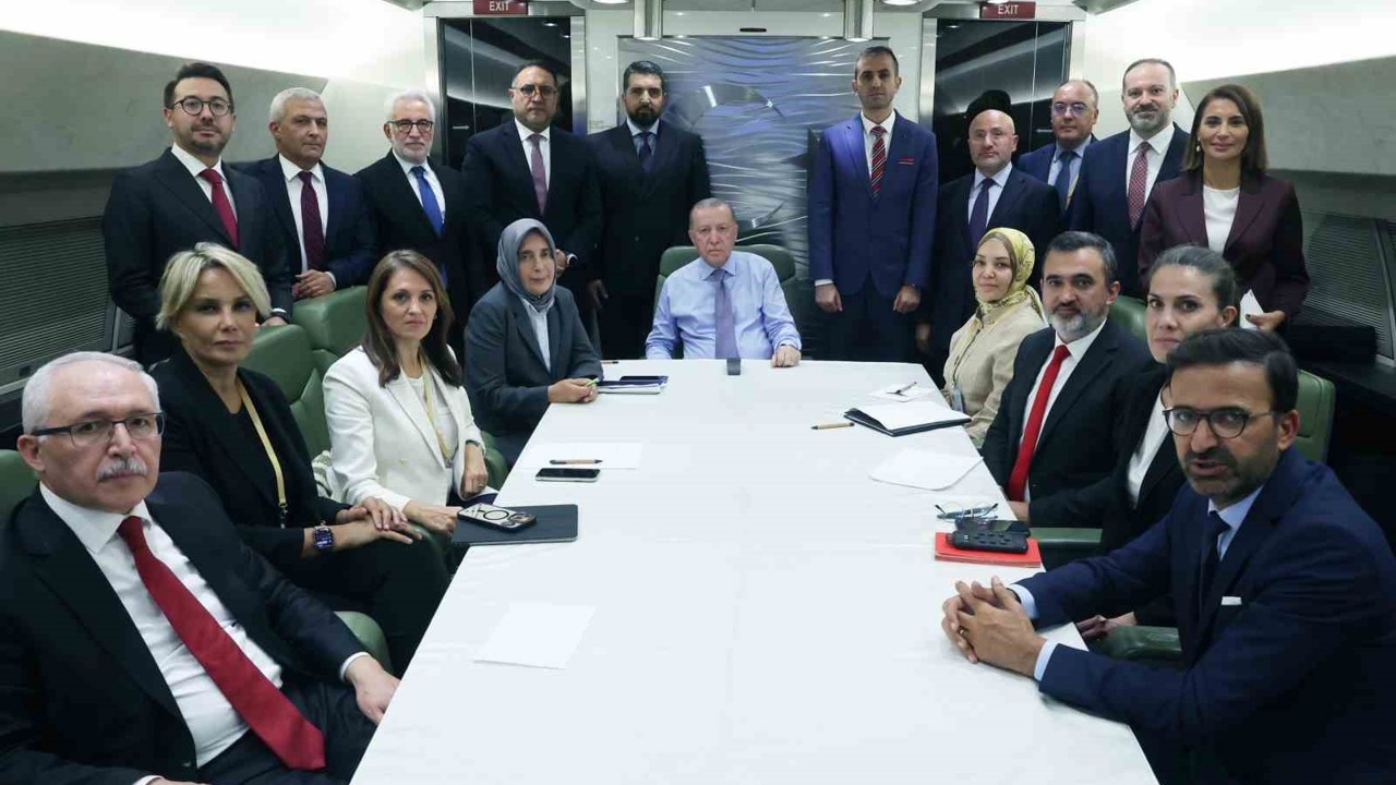 Cumhurbaşkanı Erdoğan:"(Gazze) Bu işin birinci derecede takipçisi Trump olacak. Bunu yaptığımız görüşmelerde de ifade etti. Huzur ikliminin oluşturulması için ne gerekiyorsa yapacağız. Mısır’da bir araya gelen ülkeler, bu hu