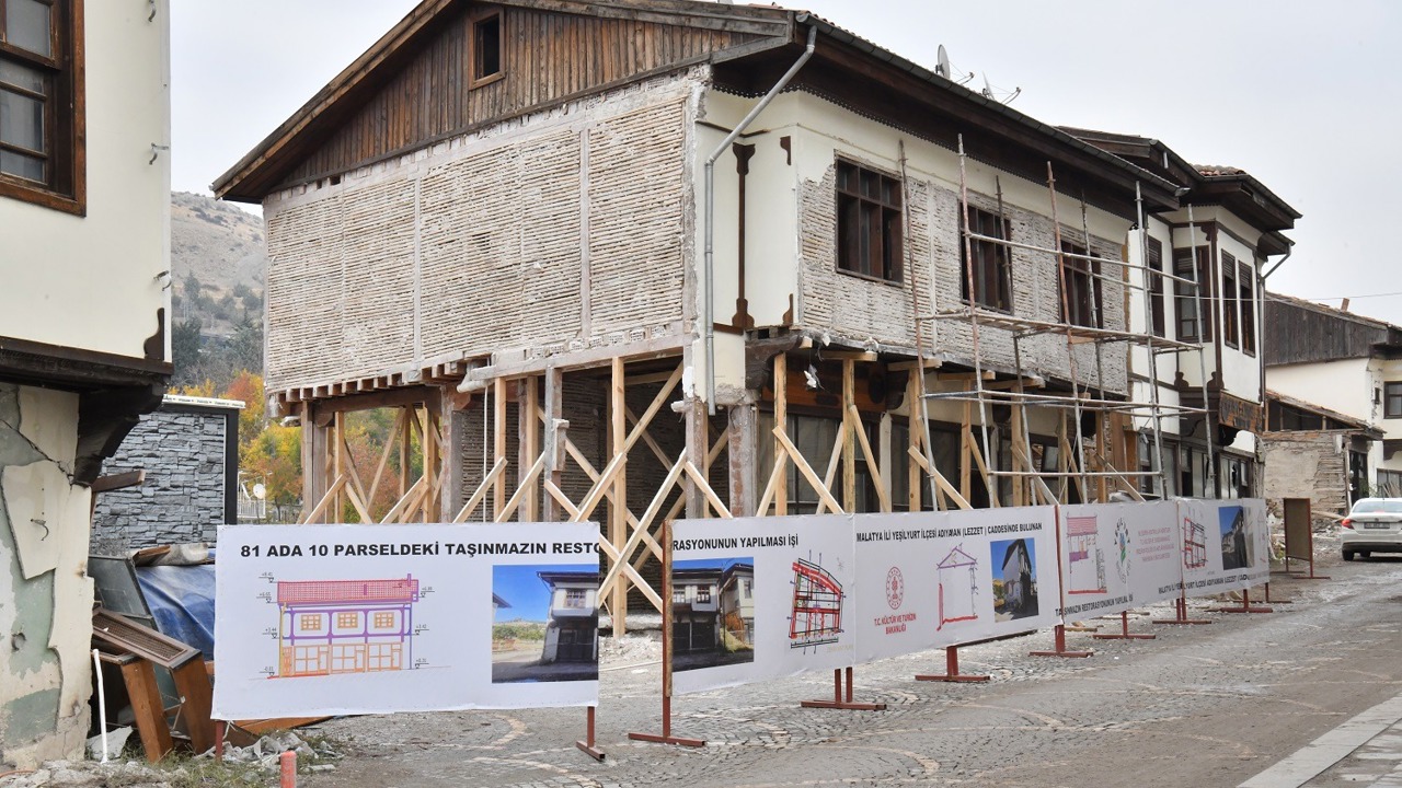 Başkan Geçit, “Kadim Çırmıhtı, köy evleri ve restorasyon projeleriyle ayağa kalkıyor”