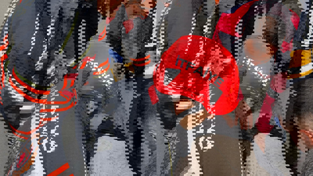 Kamyonet ile Kamyon çarpıştı: Araçta sıkışan Sürücü Yaralandı