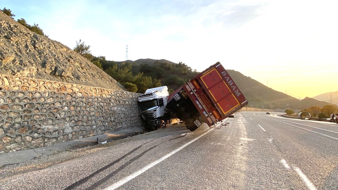 Doğanşehir Erkenek’te Tır Devrildi: 1 Yaralı