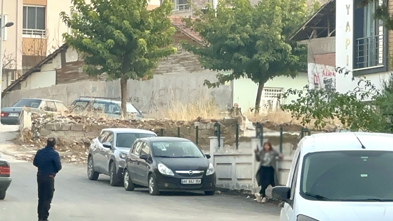 Malatya’da Genç Kadın Kuru Sıkı Silah İle Kriz Yarattı
