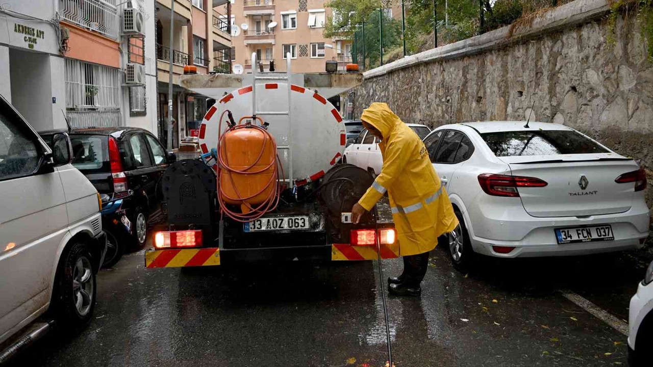 Kuşadası Belediyesi’nde sağanak seferberliği
