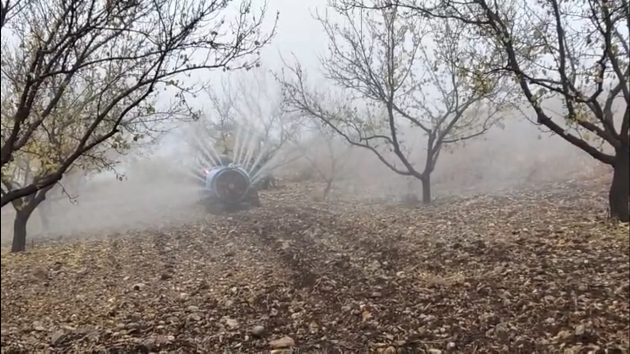 Kış Öncesi Son Dokunuş: Yeşilyurt’ta Kayısı Bahçeleri İlaçlanıyor