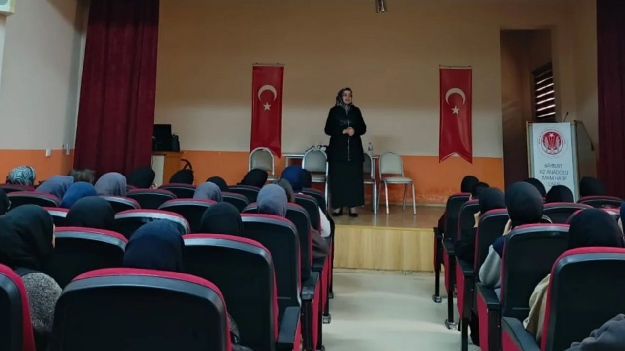 Bayburt’ta lise öğrencilerine yönelik ‘Peygamberimiz ve Aile Ahlakı’ konulu konferans düzenlendi
