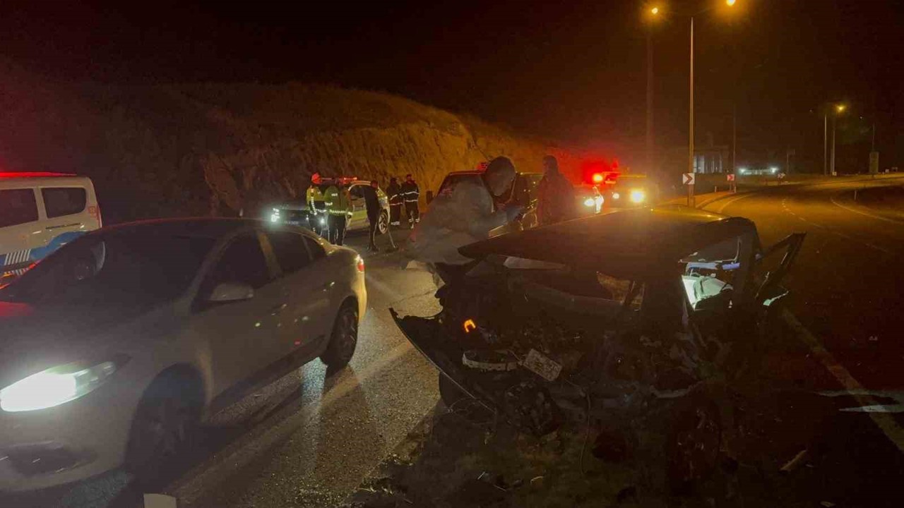 Yozgat’ta aydınlatma direğine çarpan otomobilin sürücüsü hayatını kaybetti

