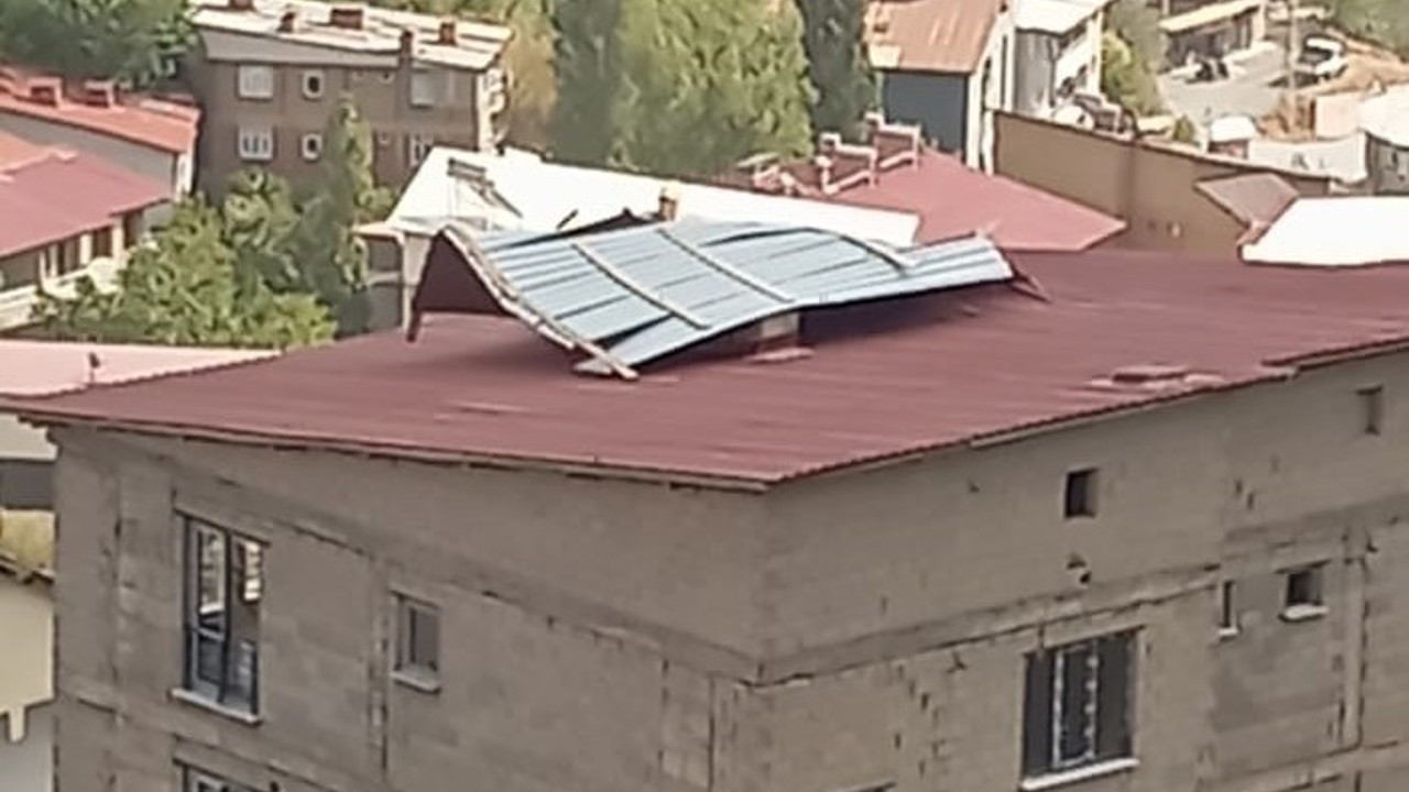 Hakkari’de şiddetli rüzgar çatılara zarar verdi
