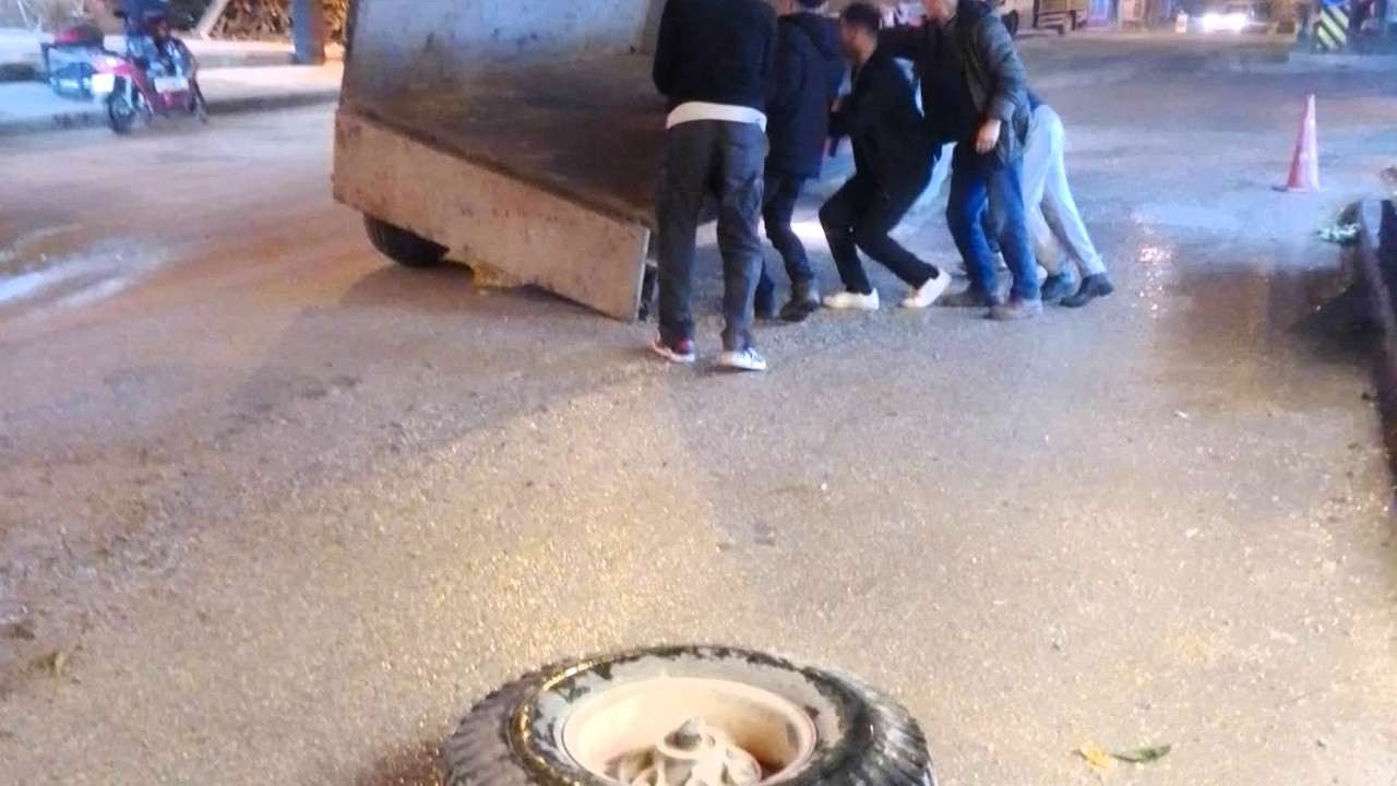 Dilek’te Bozulan Yollar Tepki Çekiyor: Traktörün Tekerleği Yerinden Fırladı