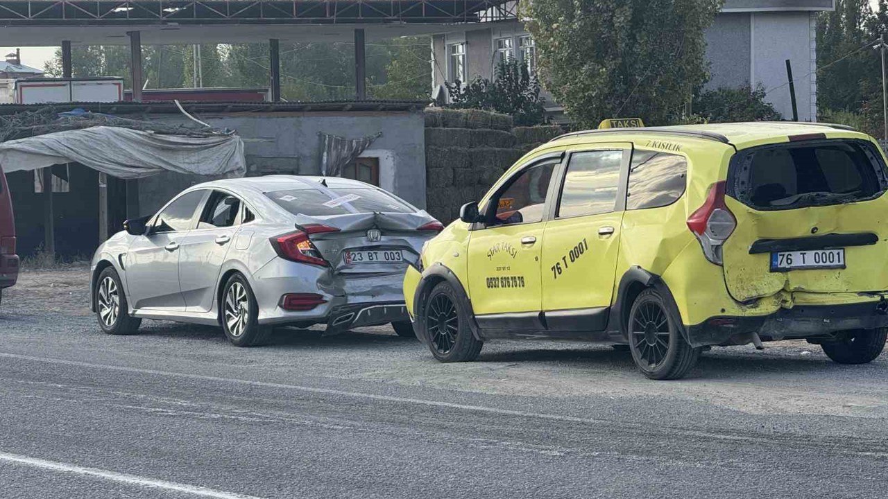 Iğdır’da 3 araç birbirine girdi
